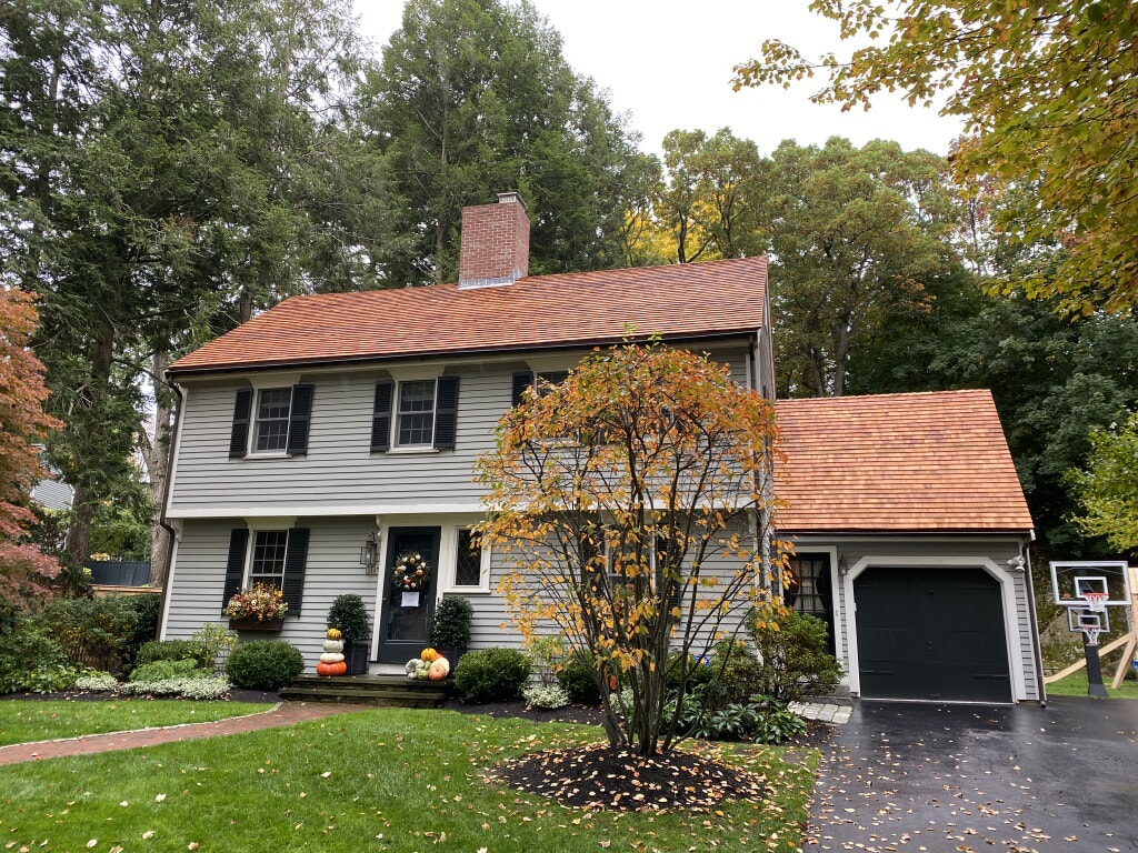 Casa de dos plantas y garaje con tejado nuevo